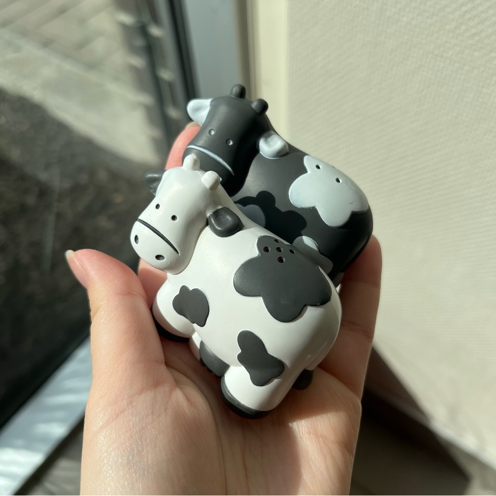 Vintage 1980’s Avon Cows “Down On The Farm” Salt & Pepper Shakers